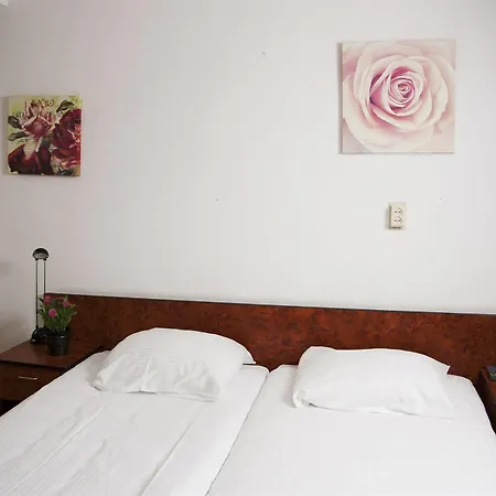 Benno Hotel 2*